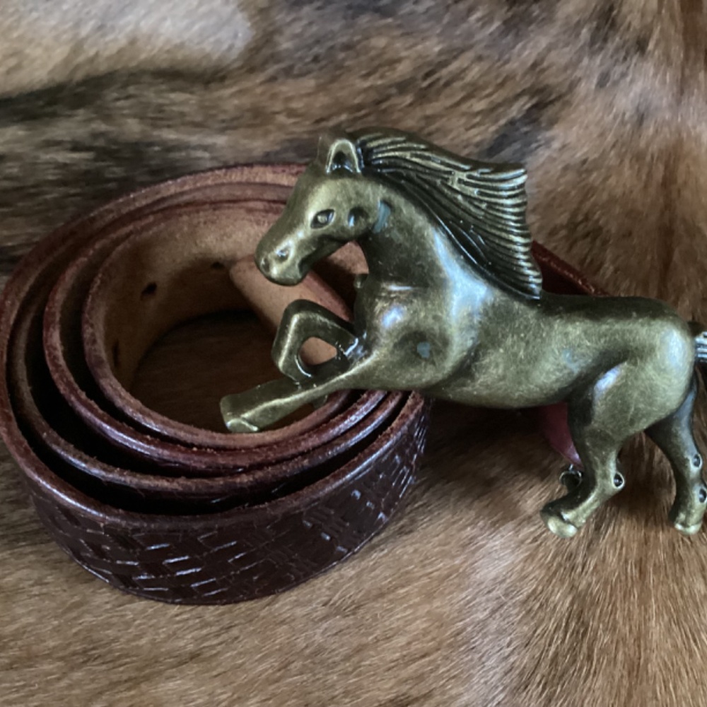 Beautiful Running Horse Buckle Leather Belt - Picture 7 of 8